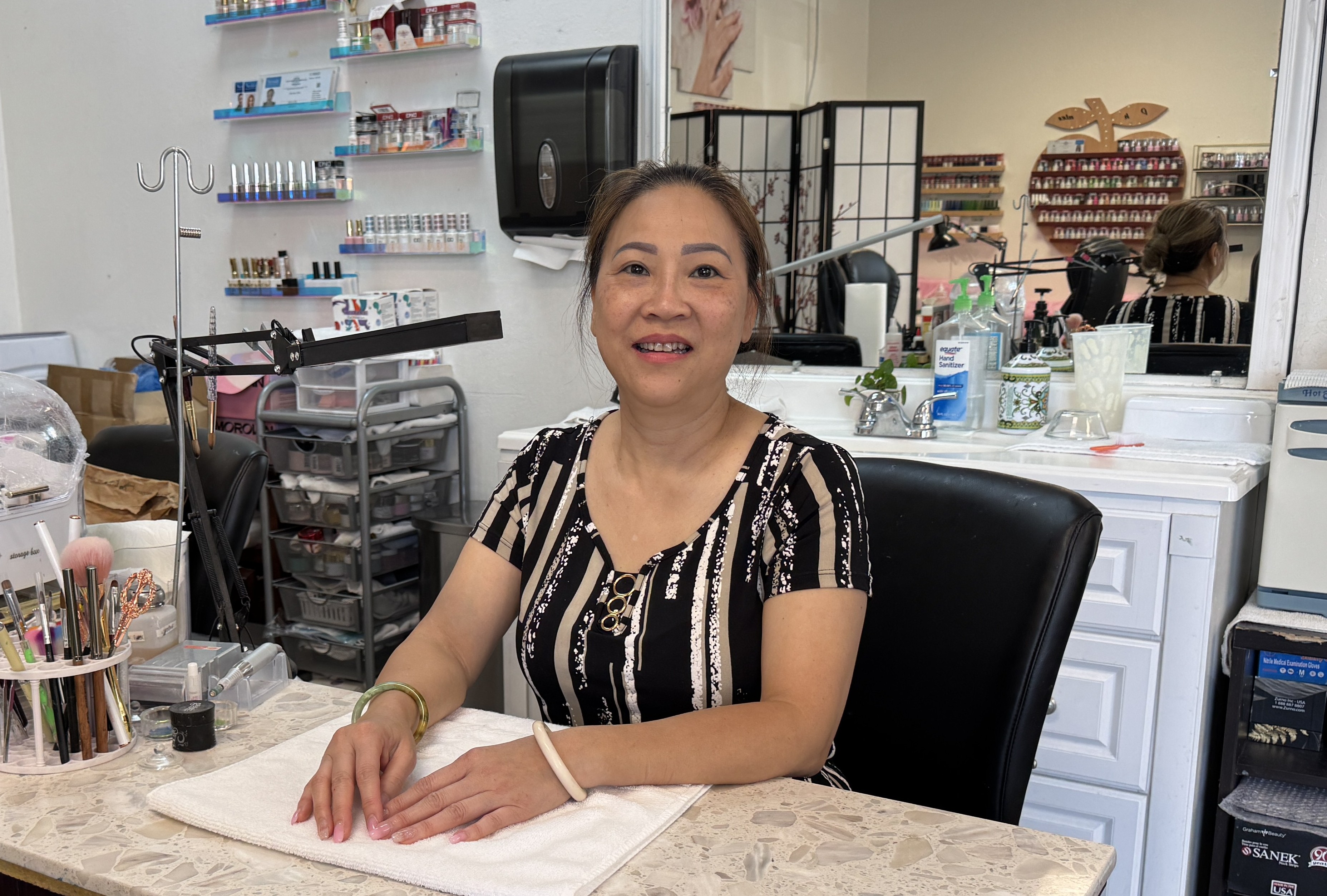 Chủ tiệm nail trong tiệm