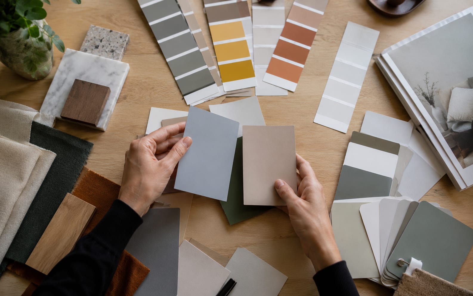 Bảng moodboard ghim các mẫu màu, mẫu vải và mẫu giấy nhóm theo tông màu