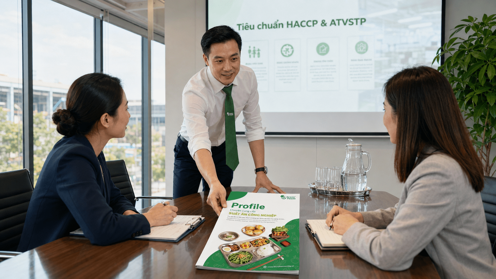 Một bếp suất ăn công nghiệp nhộn nhịp với đội đầu bếp đang chuẩn bị bữa cho hàng nghìn công nhân