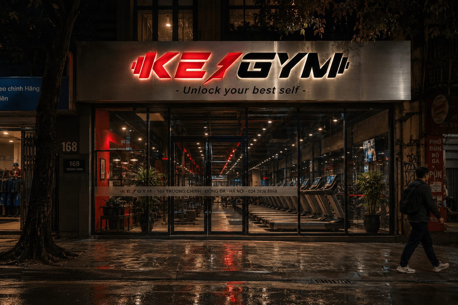 Biển hiệu chi nhánh Keygym màu đỏ nổi bật buổi tối, minh hoạ màu đỏ tạo cảm giác năng lượng cho thương hiệu phòng gym