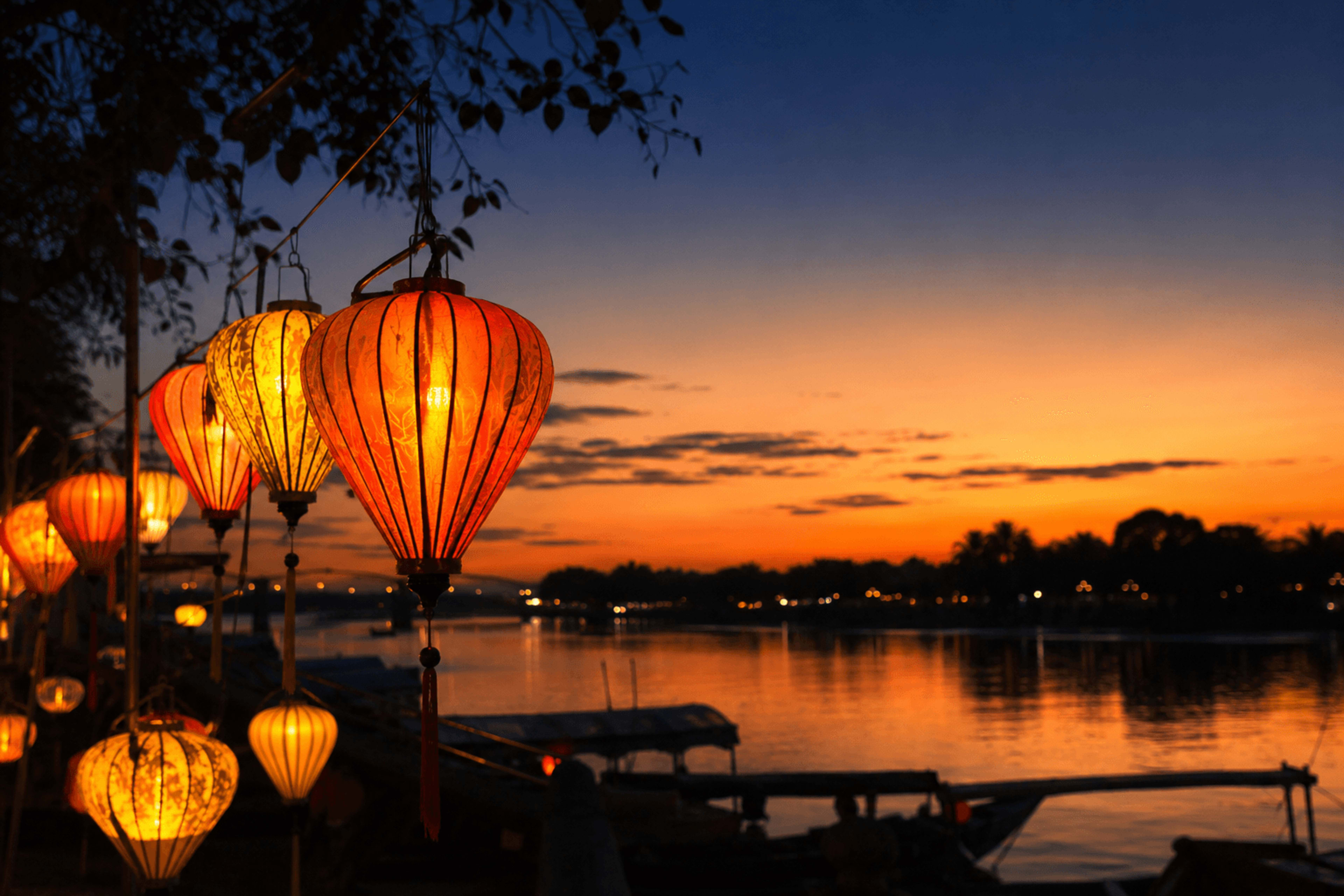 Đèn lồng bên sông Hương lúc chiều tà