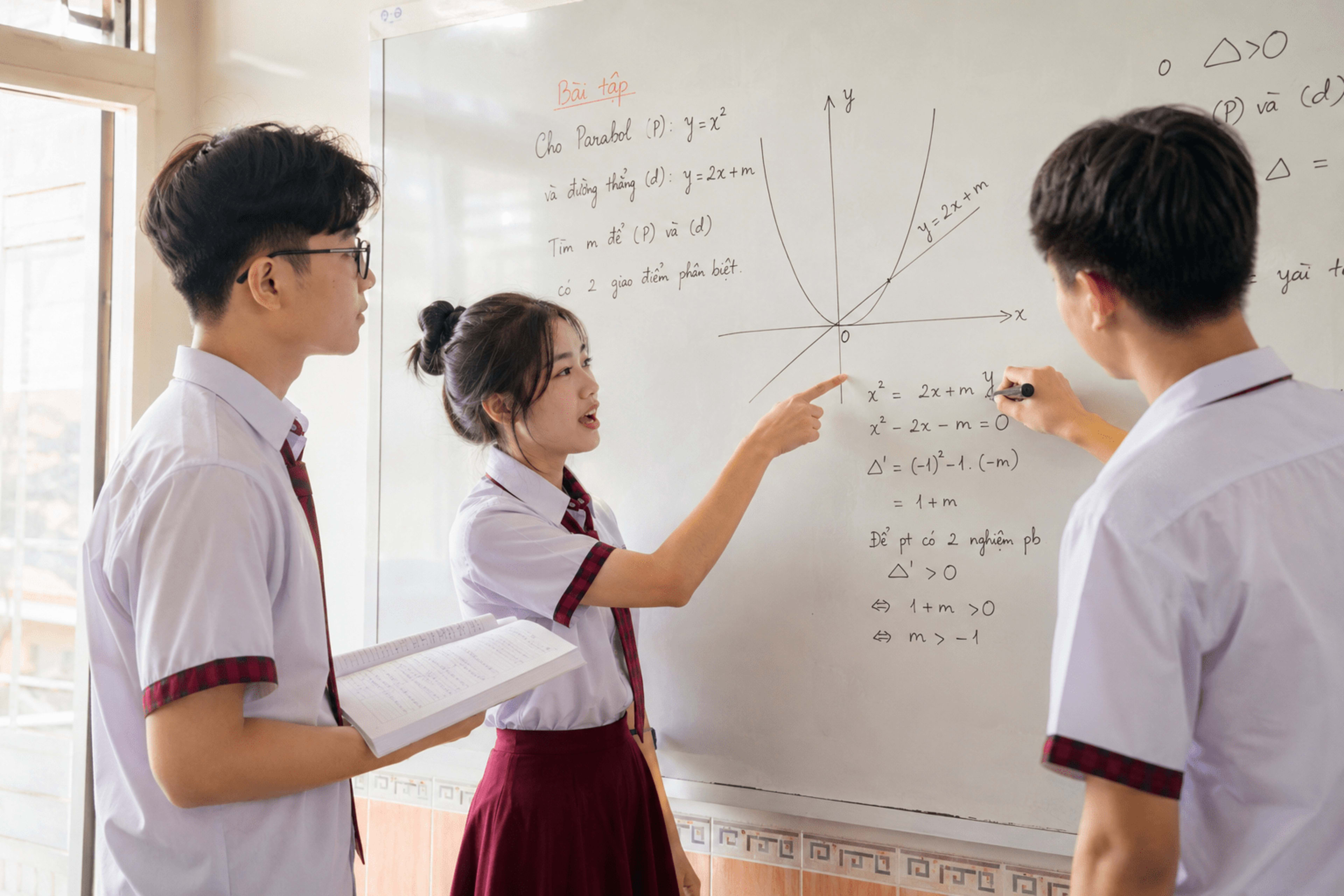 Nhóm bạn cùng giải bài trên bảng