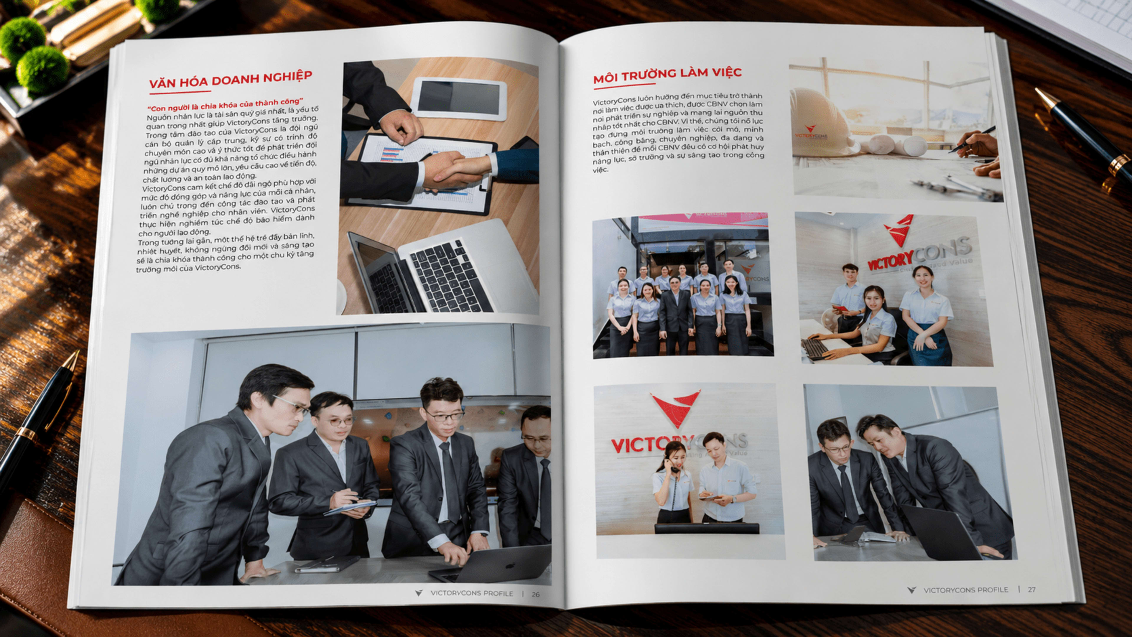 Văn hoá doanh nghiệp "Con người là chìa khoá thành công" + môi trường làm việc cởi mở minh bạch — ảnh team CBNV nam nữ mặc đồng phục trắng-xám trước biển hiệu VictoryCons + lễ tân showroom + họp ban điều hành laptop