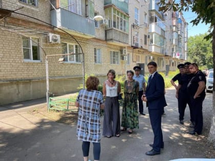 В Краснодаре депутат Андрей Арендаренко вместе с полицейскими обошёл дома горожан
