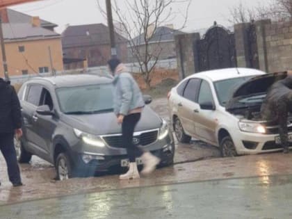 В Краснодаре две машины попали в ловушку после обвала грунта