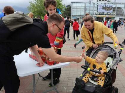 Вкусный, яркий и радостный праздник устроили детям в Геленджике