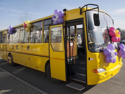 В этом году школы Краснодарского края получат 121 новый автобус