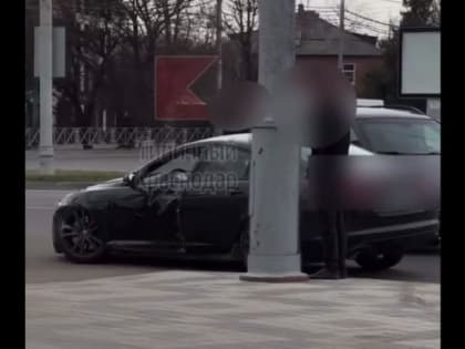 ​В Краснодаре водитель “Ягуара” не справился с управлением и врезался в металлическое ограждение (видео)