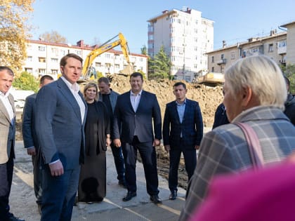 Глава Сочи Алексей Копайгородский посетил место строительства самого крупного спортивного комплекса в Центральном районе курорта