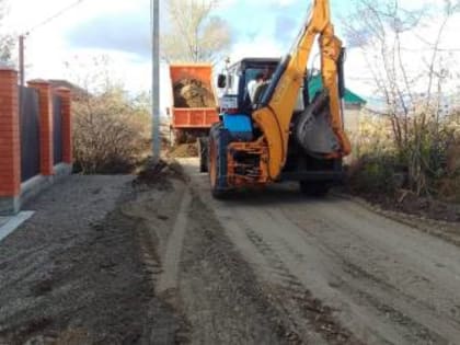 Коммунальные службы для комфорта и безопасности жителей частного сектора приводят в порядок дороги в гравийном исполнении