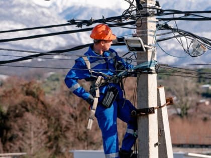 Председатель Городского Собрания Сочи Виктор Филонов поздравил энергетиков курорта с профессиональным праздником