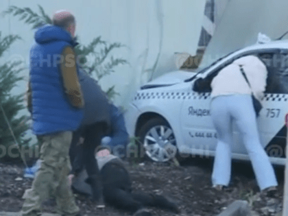 В Сочи скончался 54-летний таксист, протаранивший металлический столб