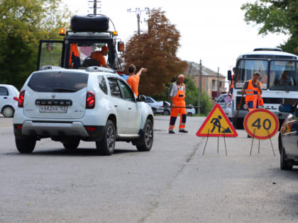 Ямочный ремонт продолжается на дорогах станицы Брюховецкой.