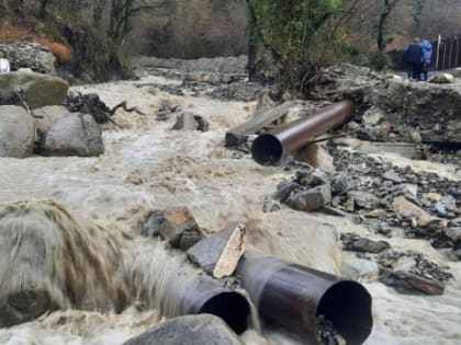 В Сочи бурный поток воды после дождя смыл мост через ручей