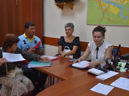 НА ЛИЧНОМ ПРИЕМЕ