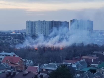 ​В Краснодаре горела большая мусорная свалка и поля на Гидрострое