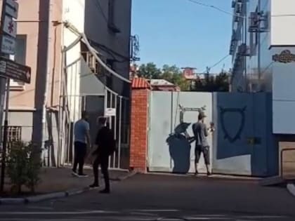 В Краснодаре у здания прокуратуры снесли ворота с символикой ведомства