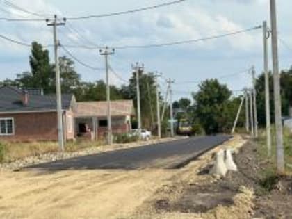 В 127-м квартале по улице Пионерской идет укладка асфальта.