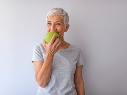 Ешьте каждый день 1 зеленое яблоко в это время суток: 7 веских причин полюбить эту пищевую привычку
