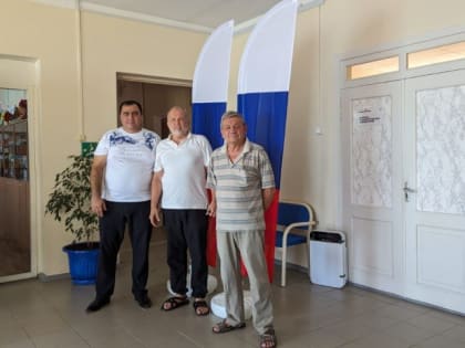 Депутат Городского Собрания Сочи Елена Дорогинина подарила штандарты триколора ТОС «Красная Воля»