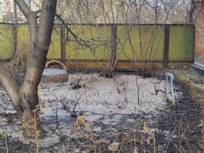 Жители многоэтажек и частных домов центральной улицы Кропоткина жалуются на неприятный запах и сточные воды явно химического происхождения