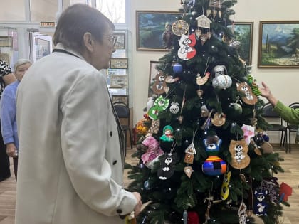 Подопечные Армавирского интернета для престарелых посетили выставку художника Гайка Сачиянца