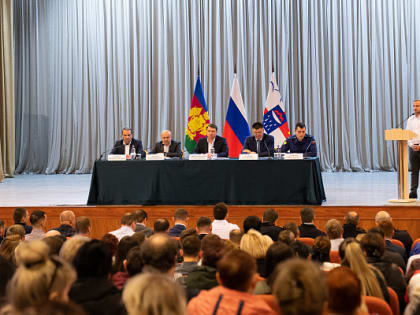 Глава Сочи Алексей Копайгородский провел сход жителей микрорайона «Черемушки»