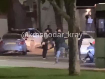 ​Полицейские разбираются в массовой драке на улице Красной в Краснодаре (видео)