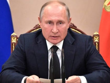 Путин потребовал не допускать фокусов с доплатами медикам