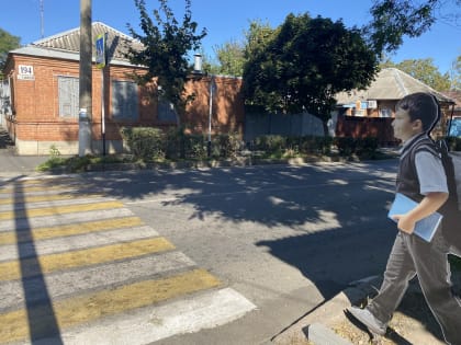 В Ейском районе установили макеты детей на пешеходных переходах