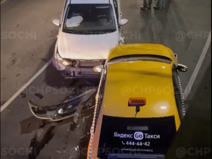 В Сочи 1 января легковушка столкнулась с такси