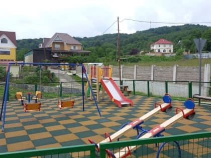 По наказам граждан в селе Прогресс отремонтировали детскую площадку