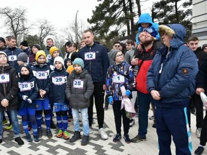 100 человек приняли участие в предпраздничном букетном забеге в Новороссийске
