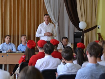 Владимир Стародубцев встретился со старшеклассниками школы  N5