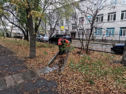 В Ейске ведется работа по расчистке ливневок