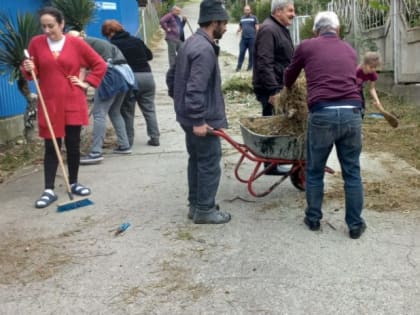 Депутаты Городского Собрания Сочи по избирательному округу «Головинский» Заур Хушт, Вагаршак Григорян, Дмитрий Малыхин оказали помощь в проведении субботника в микрорайоне Вардане