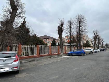 ​Около краснодарской гимназии заасфальтировали дорогу при содействии депутата гордумы