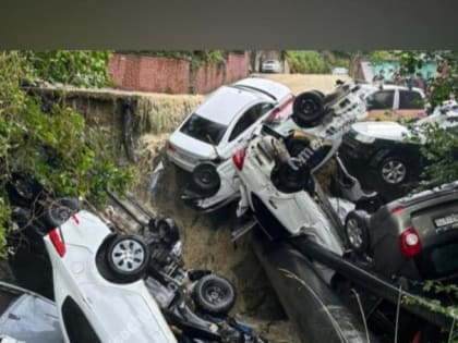 Сильный ливень в Сочи смыл в овраг больше десяти машин