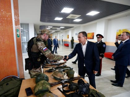 Вениамин Кондратьев вручил казаку-добровольцу Орден Мужества