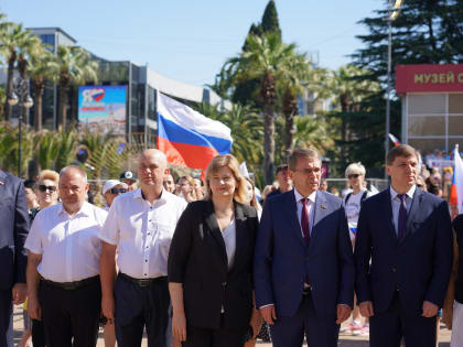 В Сочи празднование Дня России началось с торжественного поднятия флагов РФ