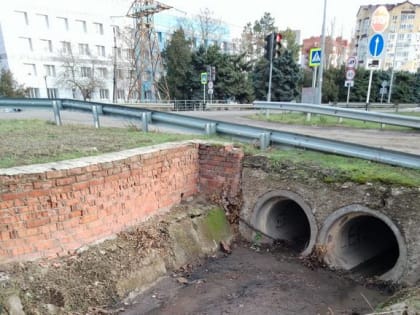 В Ейске чистят ливневки