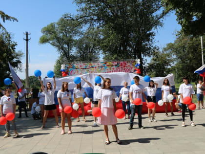 Новокубанский район отметил День Государственного флага