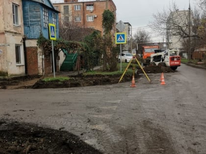 В Краснодаре начали ремонтировать дороги по плану 2024 года