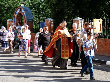 Освящая землю, вышел Пасхальный Крестный ход