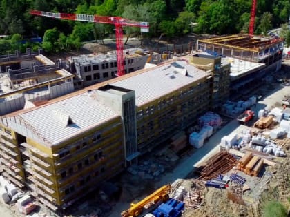 В Сочи строят уникальную школу со спортплощадкой на крыше