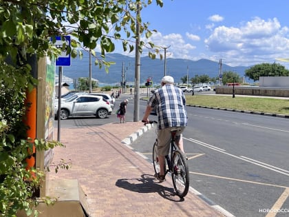 «На тротуаре пешеход теперь лишний!» В Новороссийске люди жалуются на неудобные остановки