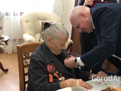 Ветеран Надежда Шведова получила медаль 80-летия Победы и звание Почетного гражданина Армавира