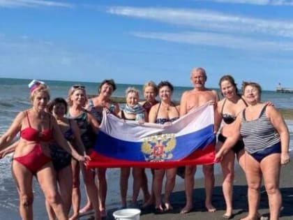 Обливание ледяной водой из ведер проходит в Адлере