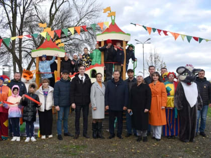 Открыли три новые детские-игровые площадки, построенные на призовые средства СМД