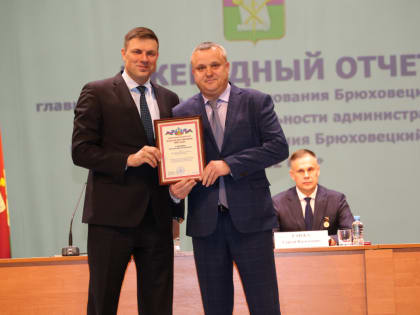 Главу Брюховецкого сельского поселения наградили в ходе открытой сессии депутатов района